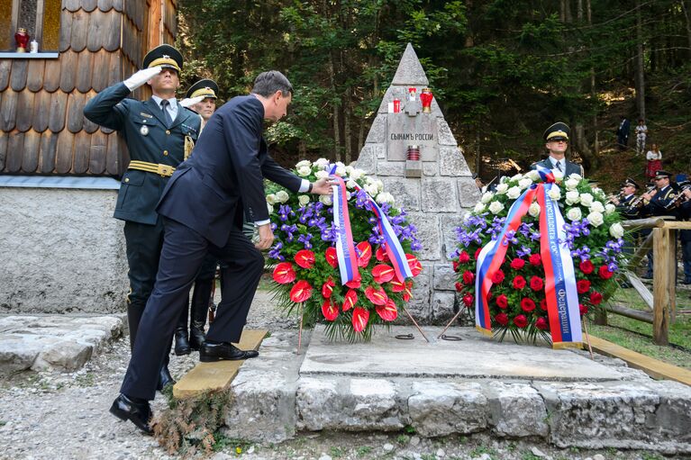 Президент Словении Борут Пахор во время мемориальной церемонии по случаю 100-летия возведения у перевала Вршич русской часовни в память о российских воинах, 30 июля 2016