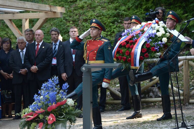 Возложение венков во время мемориальной церемонии по случаю 100-летия возведения у перевала Вршич русской часовни в память о российских воинах, 30 июля 2016