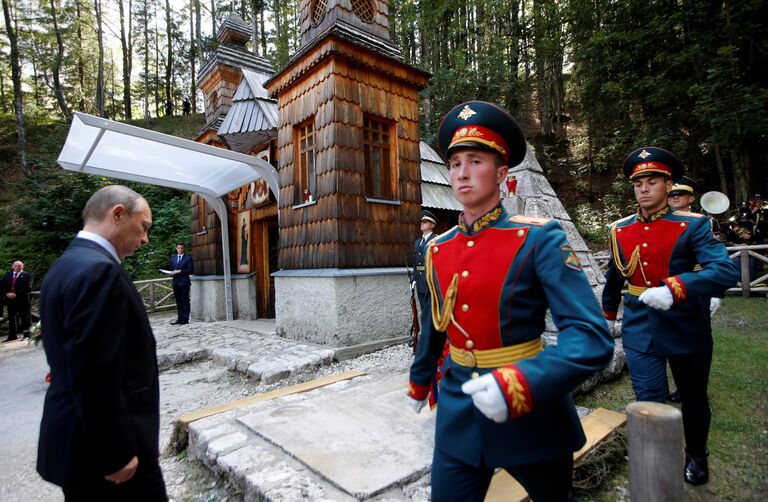 Президент РФ Владимир Путин во время мемориальной церемонии по случаю 100-летия возведения у перевала Вршич русской часовни в память о российских воинах, 30 июля 2016