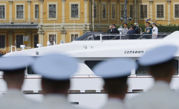 Президент РФ В. Путин принимает участие в праздновании Дня ВМФ в Санкт-Петербурге Президент РФ В. Путин принимает участие в праздновании Дня ВМФ в Санкт-Петербурге