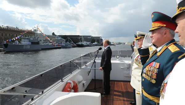 Президент России Владимир Путин во время морского парада кораблей на рейде Невы