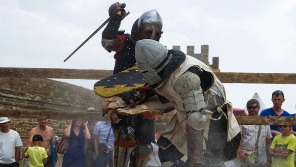 Поединок на рыцарском турнире на Международном Рыцарском Фестивале Генуэзскией шлем в Судаке
