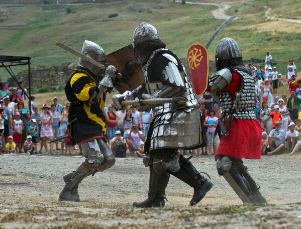 Поединок на рыцарском турнире на Международном Рыцарском Фестивале Генуэзскией шлем в Судаке