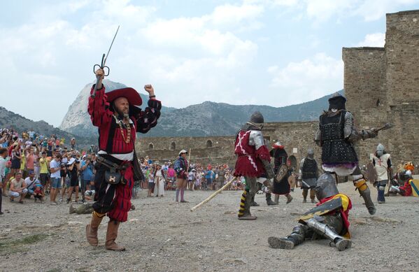 Участники реконструкции рыцарских поединков на Международном Рыцарском Фестивале Генуэзскией шлем в Судаке