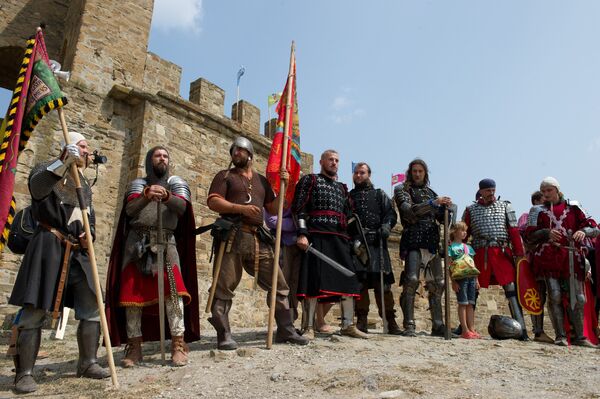 Участники Международного Рыцарского Фестиваля Генуэзский шлем в Судаке