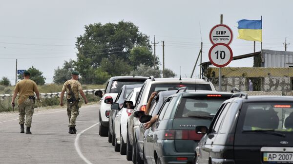 Автомобили на пункте пропуска на границе России и Украины. Архивное  фото