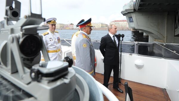 Президент России Владимир Путин на катере Серафим Саровский во время морского парада кораблей на рейде Невы в честь Дня ВМФ в Санкт-Петербурге