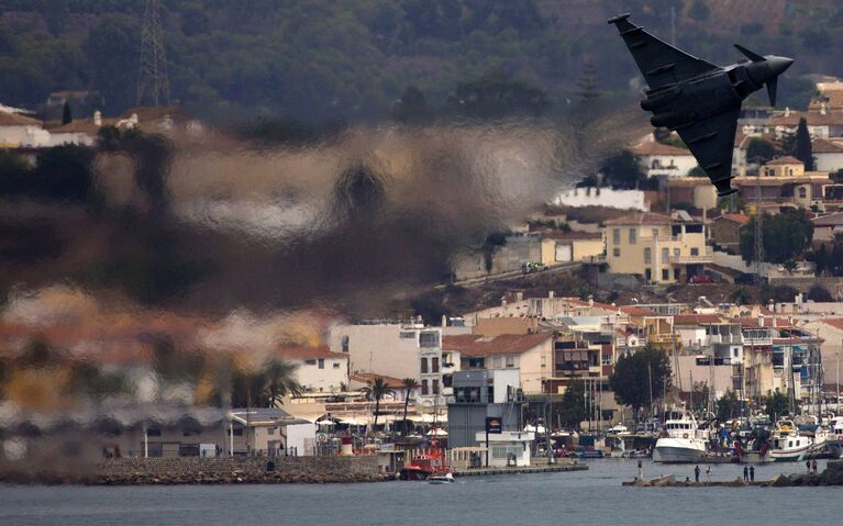 Многоцелевой истребитель Eurofighter во время выступления на авиашоу в Торре-дель-Мар, Испания