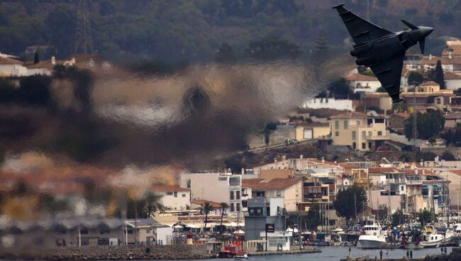 Многоцелевой истребитель Eurofighter во время выступления на авиашоу в Торре-дель-Мар, Испания. Архивное фото