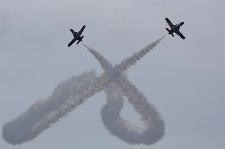 Пилотажная группа ВВС Испании Patrulla Aguila во время выступления на авиашоу в Торре-дель-Мар, Испания