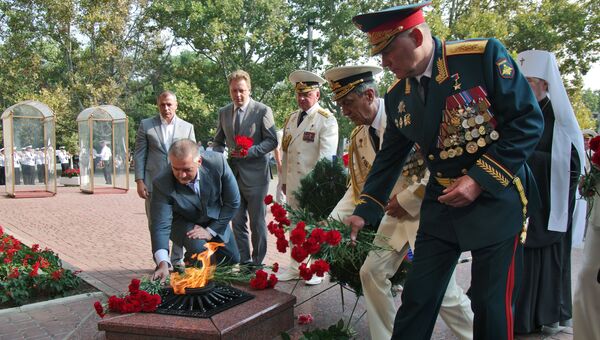 Глава Республики Крым Сергей Аксенов возлагает венки к монументу морякам Черноморского флота, погибшим в годы Великой Отечественной войны