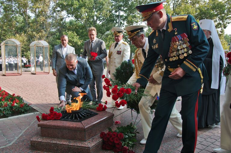 Глава Республики Крым Сергей Аксенов возлагает венки к монументу морякам Черноморского флота, погибшим в годы Великой Отечественной войны