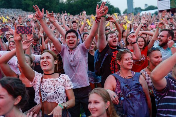 Зрители во время выступления группы Ленинград на музыкальном фестивале под открытым небом Пикник Афиши