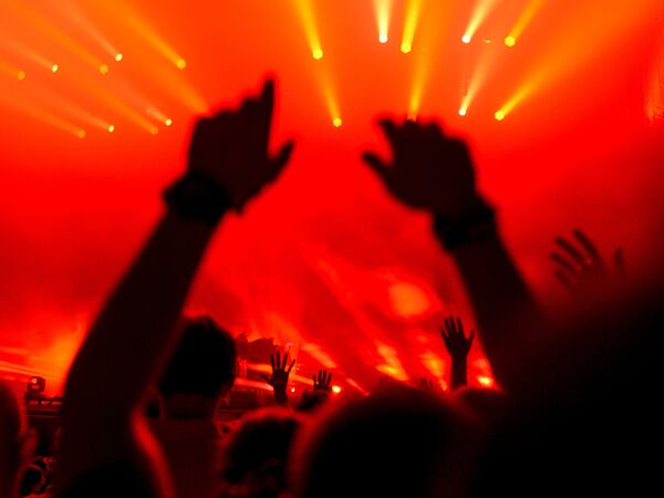 Зрители во время выступления британского музыкального дуэта The Chemical Brothers на музыкальном фестивале под открытым небом Пикник Афиши