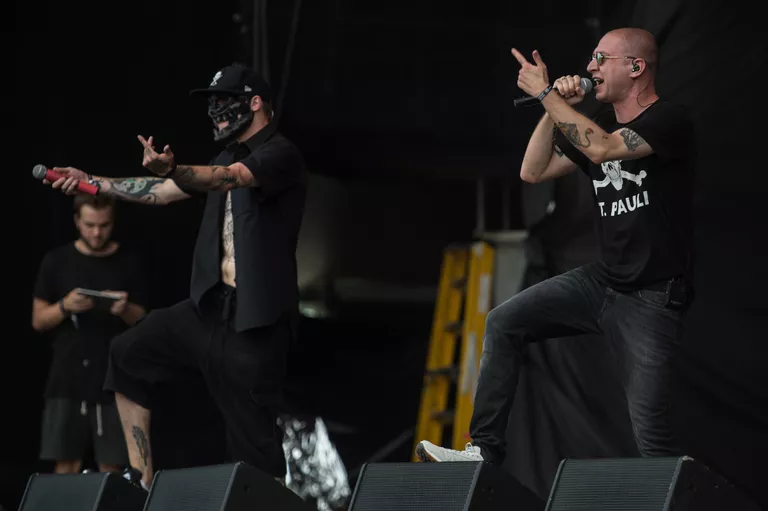Рэп исполнитель Оксимирон (Oxxxymiron) вытупает на музыкальном фестивале под открытым небом Пикник Афиши Рэп исполнитель Оксимирон (Oxxxymiron) вытупает на музыкальном фестивале под открытым небом Пикник Афиши
