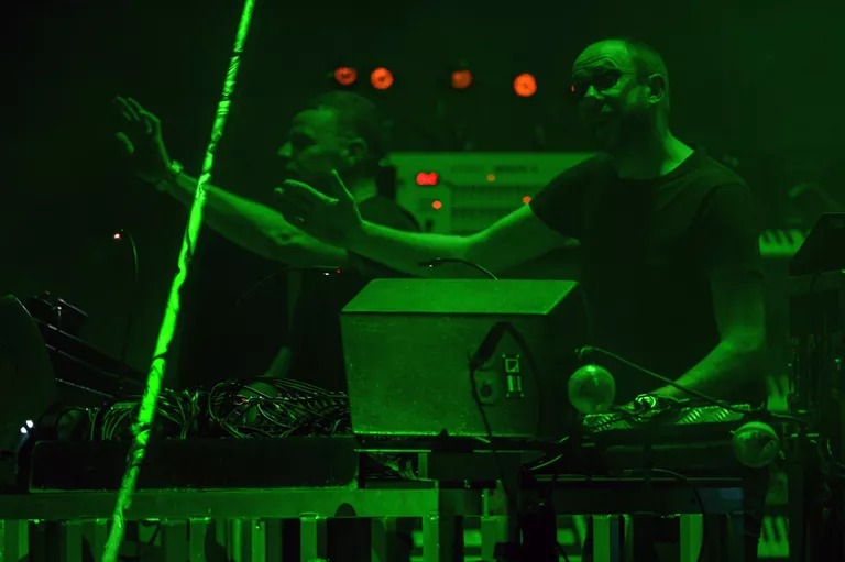 Британский музыкальный дуэт The Chemical Brothers во время выступления на музыкальном фестивале под открытым небом Пикник Афиши Британский музыкальный дуэт The Chemical Brothers во время выступления на музыкальном фестивале под открытым небом Пикник Афиши