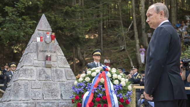 Владимир Путин во время мемориальной церемонии по случаю 100-летия возведения у перевала Вршич русской часовни в память о российских воинах