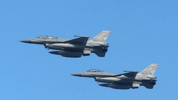 Пара истребителей F-16 ВВС Польши