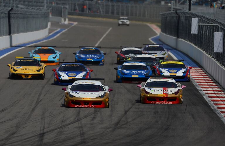 Автомобили на трассе этапа гоночной серии Ferrari Challenge в рамка автошоу Ferrari Racing Days на Сочи Автодроме