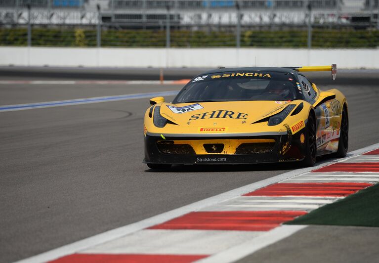 Гонщик Сам Смит на трассе этапа гоночной серии Ferrari Challenge в рамка автошоу Ferrari Racing Days на Сочи Автодроме