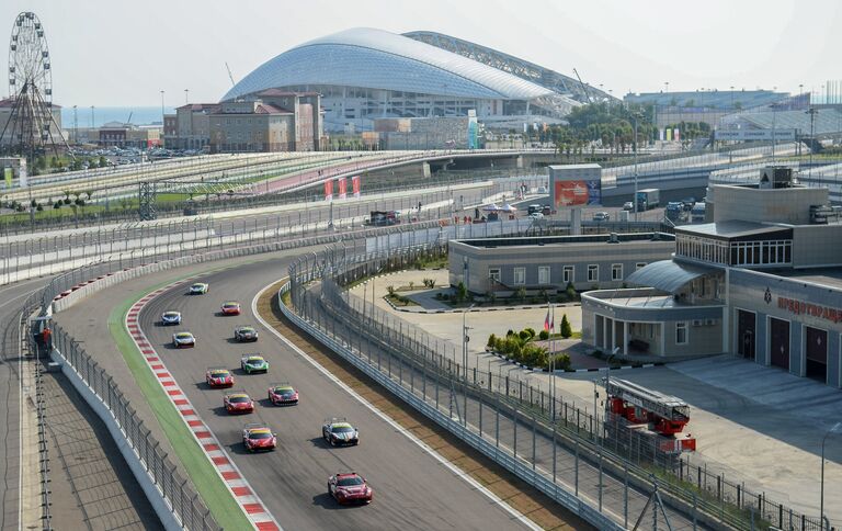 Автомобили на трассе этапа гоночной серии Ferrari Challenge Coppa Shell и в рамках автошоу Ferrari Racing Days на Сочи Автодроме