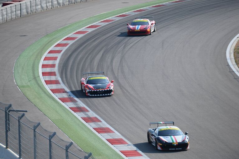 Автомобили на трассе этапа гоночной серии Ferrari Challenge Coppa Shell и в рамках автошоу Ferrari Racing Days на Сочи Автодроме