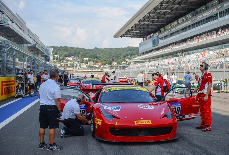 Автомобили перед стартом этапа гоночной серии Ferrari Challenge Coppa Shell и в рамках автошоу Ferrari Racing Days на Сочи Автодроме