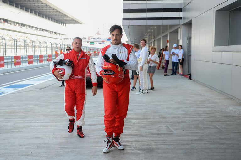 Гонщики на пит-лейне Сочи Автодрома во время автошоу Ferrari Racing Days в Сочи