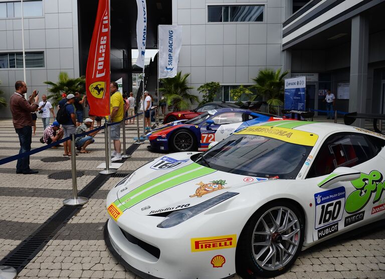 Зрители в паддоке Сочи Автодрома во время автошоу Ferrari Racing Days в Сочи