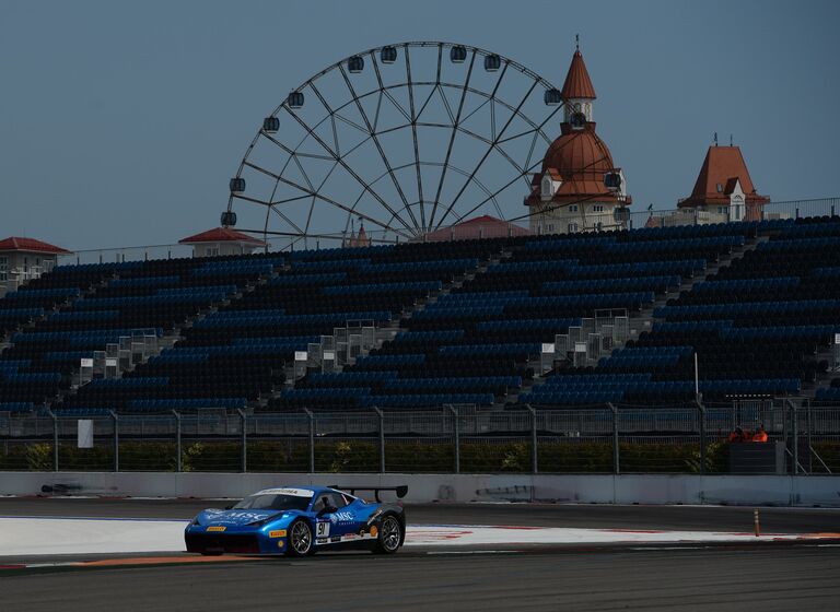 Гонщик Филипп Барон на трассе этапа гоночной серии Ferrari Challenge в рамка автошоу Ferrari Racing Days на Сочи Автодроме