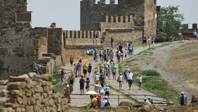 Отдыхающие в Генуэзской крепости в Судаке. Архивное фото