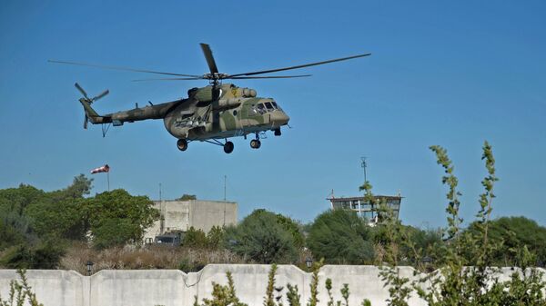 Вертолет Ми-8 Воздушно-космических сил РФ совершает облет территории авиабазы Хмеймим в Сирии
