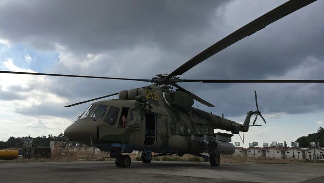 Российский транспортно-штурмовой вертолет МИ-8АМШТ на аэродроме Хмеймим в Сирии. Архивное фото