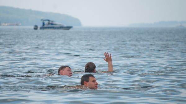 Заплыв через Волгу в поддержку российских олимпийцев