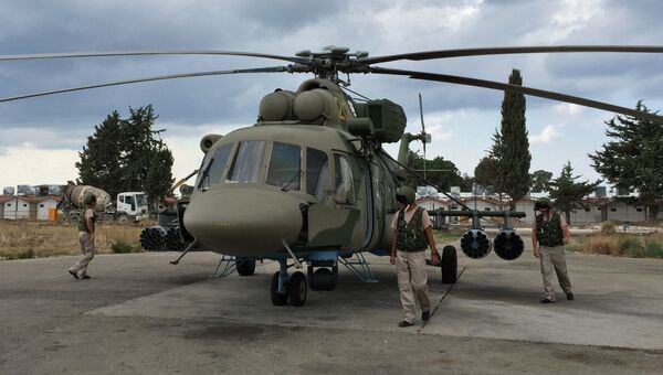 Летчики у российского вертолета МИ-8АМШТ на аэродроме Хмеймим в Сирии. Архивное фото