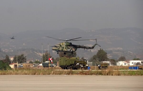 Вертолет Ми-8 Воздушно-космических сил РФ совершает облет территории авиабазы Хмеймим в Сирии Вертолет Ми-8 Воздушно-космических сил РФ совершает облет территории авиабазы Хмеймим в Сирии