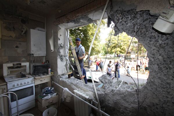 Одна из разрушенных квартир в пятиэтажном доме, в Ясиноватой в Донбассе, пострадавшем в результате обстрела города со стороны украинских силовиков