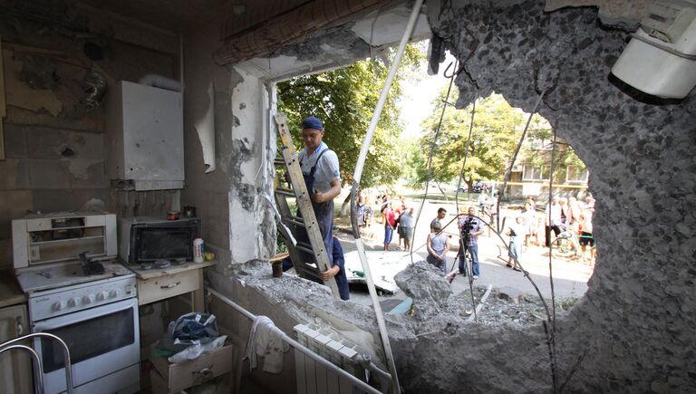 Одна из разрушенных квартир в пятиэтажном доме, в Ясиноватой в Донбассе, пострадавшем в результате обстрела города со стороны украинских силовиков