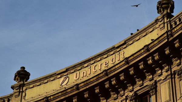 Фасад здания UniCredit банка в Милане, Италия. Архивное фото