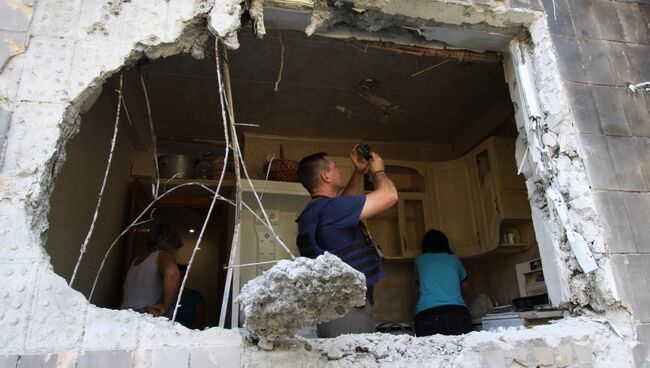 Представитель Специальной мониторинговой миссии ОБСЕ фиксирует разрушения внутри квартиры пятиэтажного дома. Архивное фото