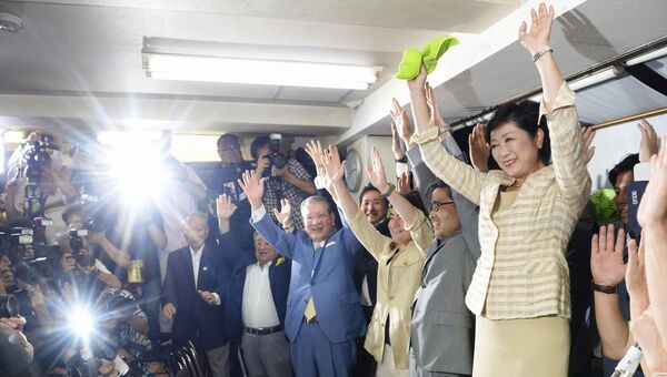Юрико Койке  и ее сторонники отмечают ее победу на выборах губернатора Токио