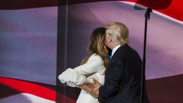 Кандидат в президенты США Дональд Трамп с супругой Меланьей