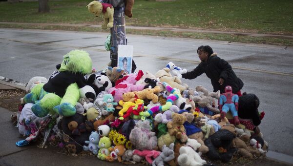 Цветы и игрушки на месте убийства подростка Майкла Брауна в Фергюсоне. 22 ноября 2014