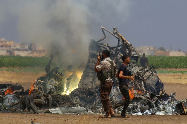 Обломки российского вертолета Ми-8, который был сбит в провинции Идлиб на севере Сирии