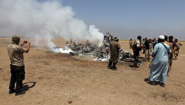 Обломки российского вертолета Ми-8, который был сбит в провинции Идлиб на севере Сирии