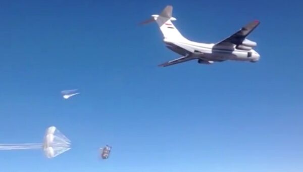 Сброс гуманитарного груза в районе Дейр-Эз-Зор в Сирии с помощью российских парашютных систем