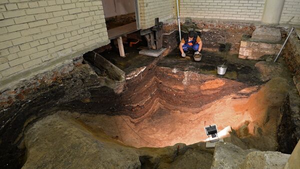 Археолог во время раскопок на месте демонтированного 14-го корпуса Московского Кремля