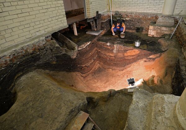Археолог во время раскопок на месте демонтированного 14-го корпуса Московского Кремля