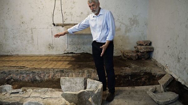 Директор Института археологии РАН Николай Макаров во время раскопок на месте демонтированного 14-го корпуса Московского Кремля