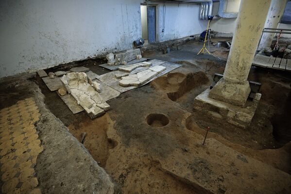 Археологические раскопки на месте демонтированного 14-го корпуса Московского Кремля